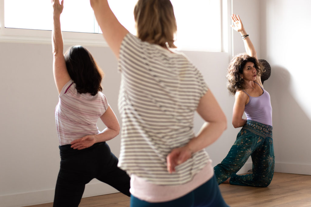 cours collectif de yoga bordeaux étirement latéral