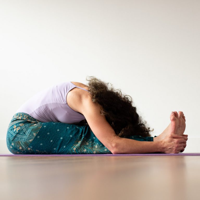 cours de yoga bordeaux posture pince assise paschimottanasana